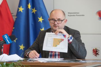 Konferencja prasowa marszałka Piotra Całbeckiego, fot. Mikołaj Kuras dla UMWKP