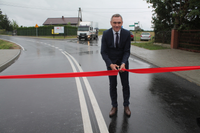Symboliczne przecięcie wstęgi przez Starostę Golubsko-Dobrzyńskiego Pana Jacka Foksińskiego