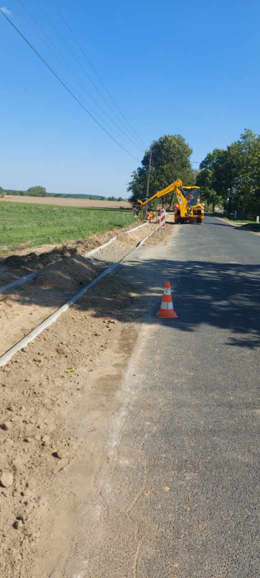 Trwają prace przy budowie chodnika w ciągu drogi powiatowej nr 2121C Ciechocin-Świętosław w miejscowości Kujawy